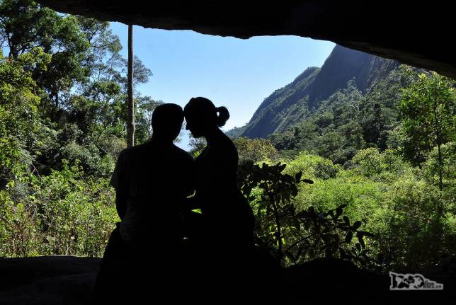 Momento de descanso e reflexão na Gruta do Presidente, início da trilha que atravessa o Parque Nacional da Serra dos Órgãos, no Rio de Janeiro